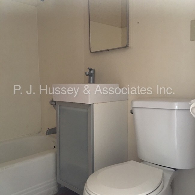 Building Photo - 1867 E University Dr