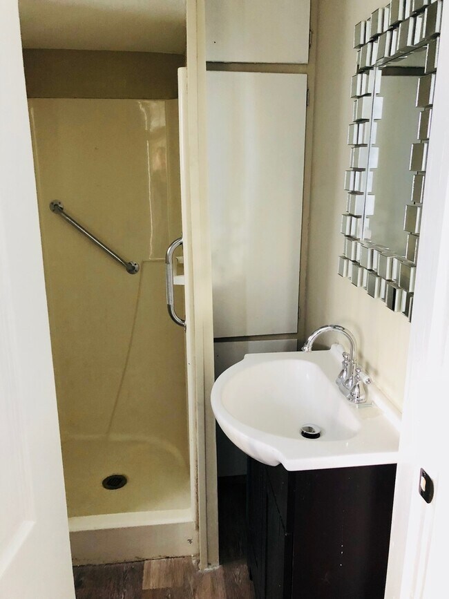 Building Photo - 4 Bedroom 2 Bath South Wedge, Close to U o...