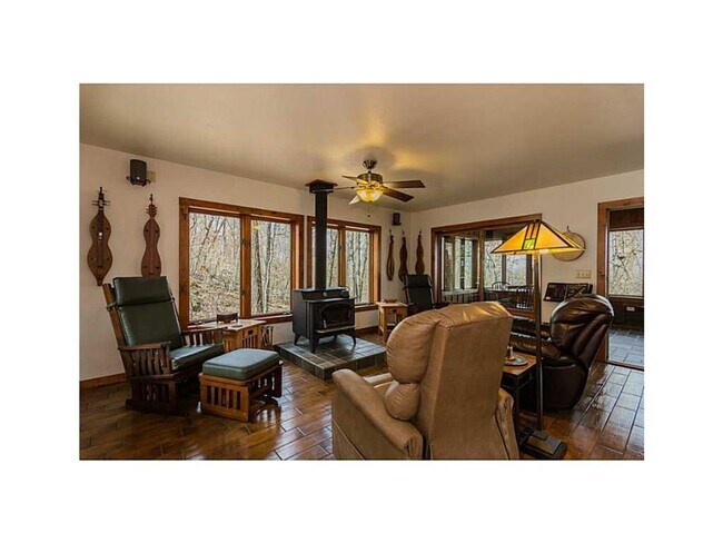 Foto del edificio - 4 bedroom rustic home, private acreage