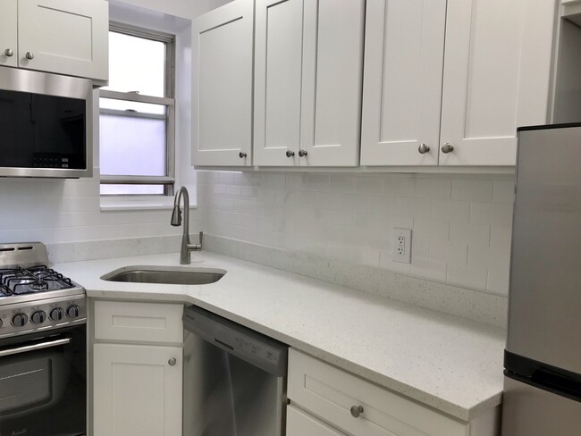 Building Photo - Lenox Hill two-bedroom
