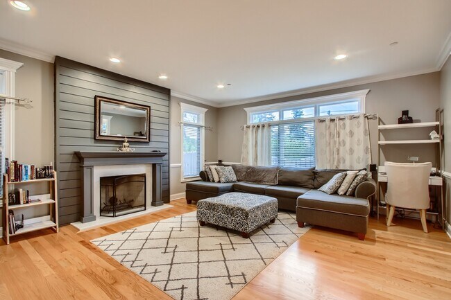 Foto del edificio - 1649 E Greenleaf Ave