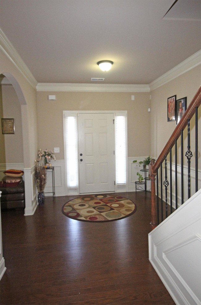 Building Photo - 415 River Summit Dr
