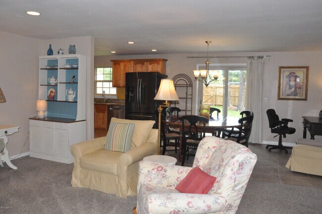 Building Photo - 537 Vikings Ln