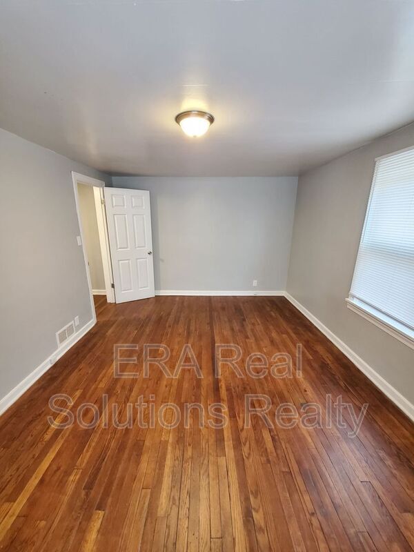 Building Photo - 1049 E 21st Ave