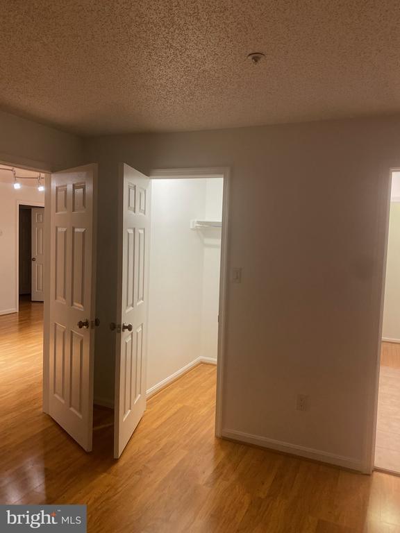 Building Photo - 10016 Vanderbilt Cir