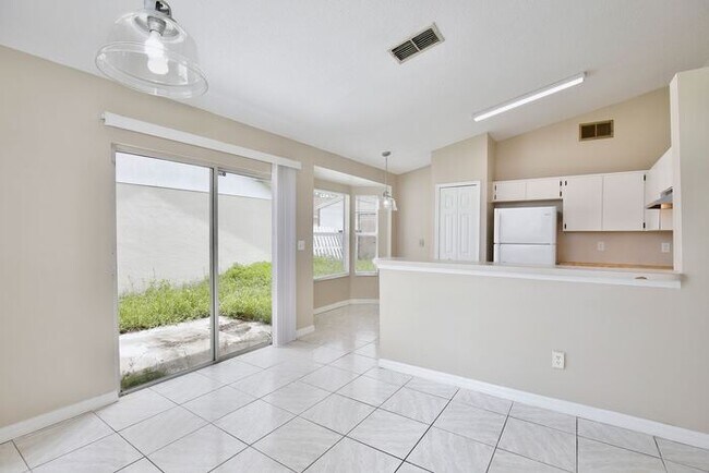 Foto del edificio - Charming 3/2 Spacious Home Located in the ...