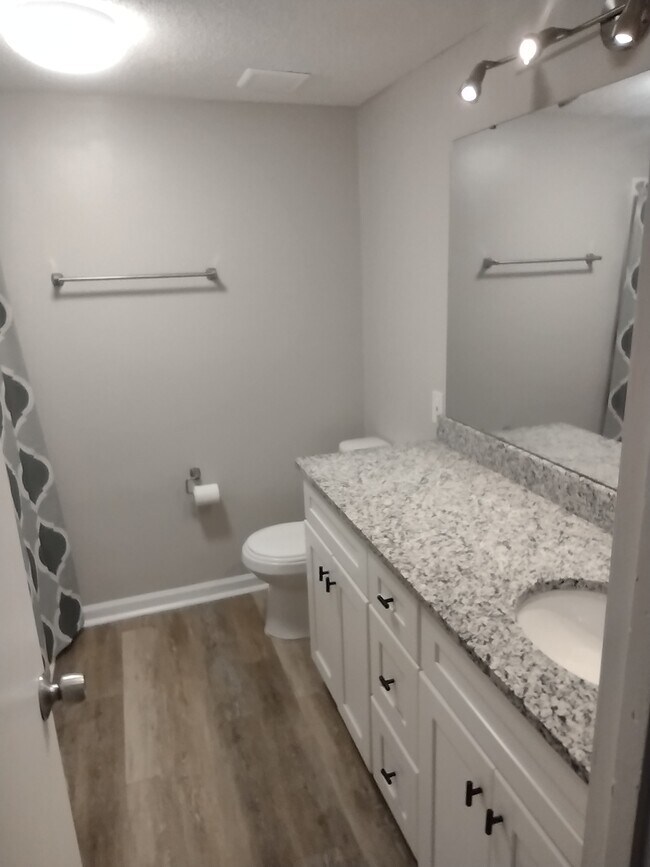 Foto del edificio - 1445 Riverwood Ct