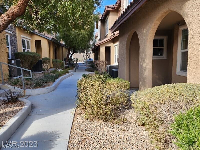 Foto principal - 8421 Insignia Ave
