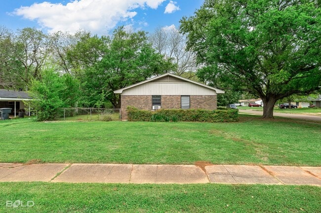 Building Photo - Check Out this 3 bed 2 bath!!