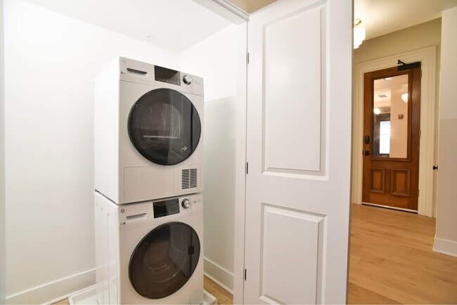 Building Photo - 30 W Broad St