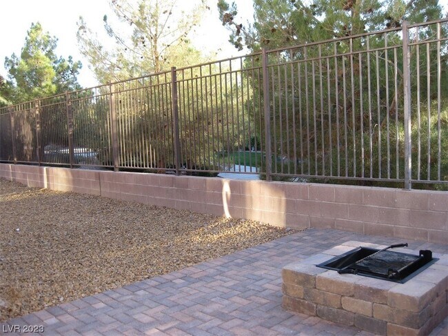 Foto del edificio - 2553 Chateau Clermont St