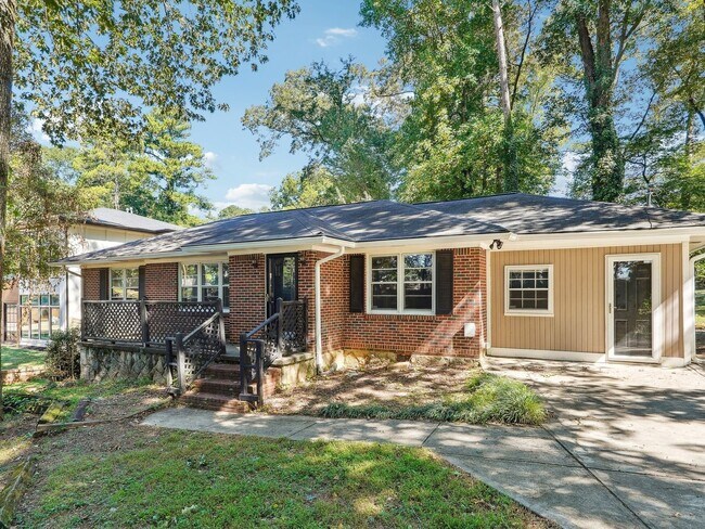 Foto del edificio - Pet Friendly 3 Bedroom/2 Bathroom Single Family Home with Home Theater in Decatur, Georgia - Perf...