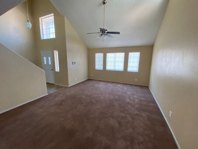 Building Photo - 3 bed, 2.5 bath, 3 car garage home in Nort...