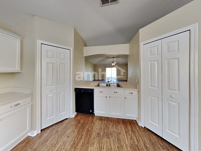 Foto del edificio - 3941 Warbler Dr