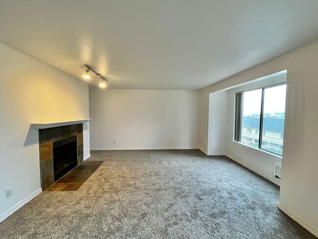 Foto del edificio - Fresh Paint and New Carpet in this Sunn Fjord Condo!