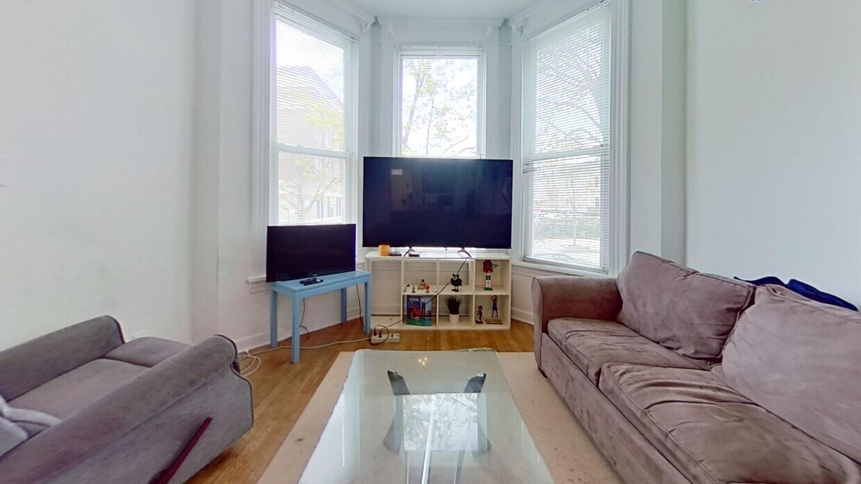 Primary Photo - 1039 W Wolfram St