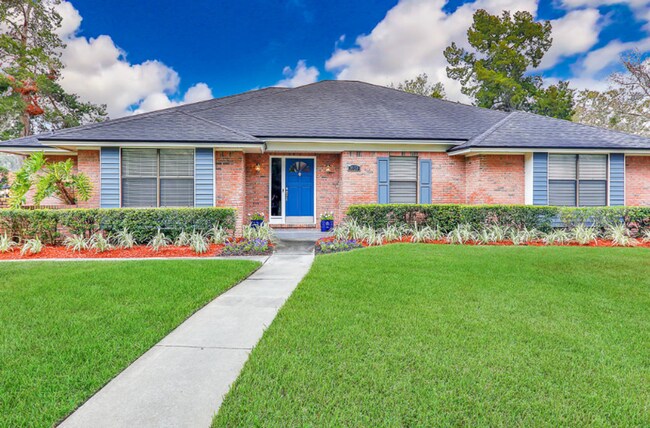 Foto del edificio - Popular Cathedral Oaks, Elegant Home