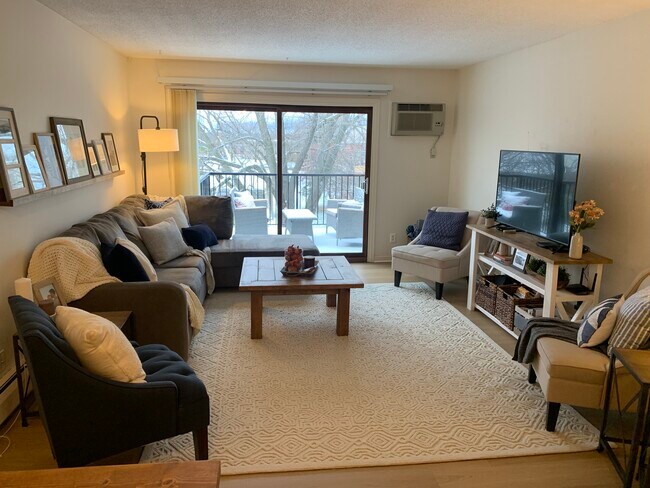 Sala de estar a terraza con salida al exterior - 2800 Hillsboro Ave N