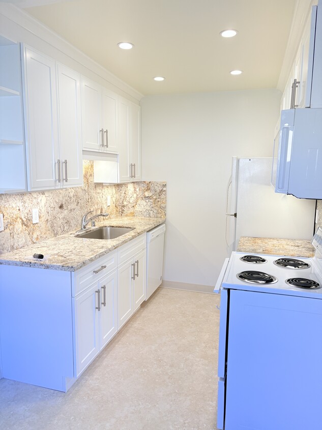 Primary Photo - Birchwood Apartments