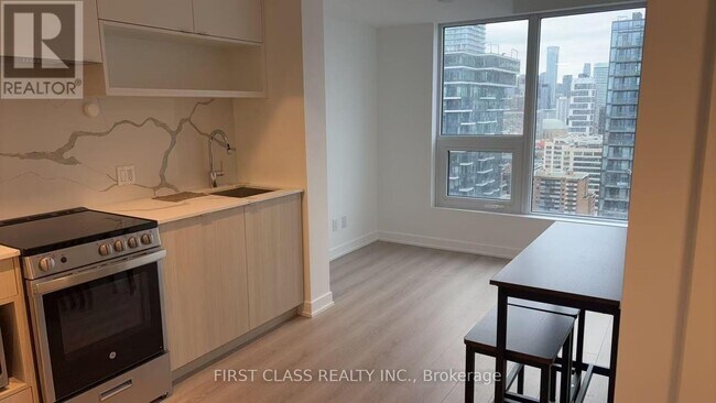 Photo du bâtiment - 100 Queen St E