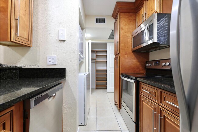 Foto del edificio - 909 Twin Lakes Dr