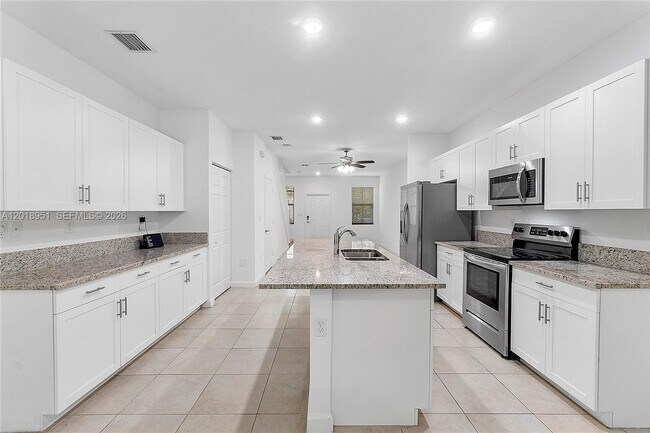 Building Photo - 1541 SW 28th St