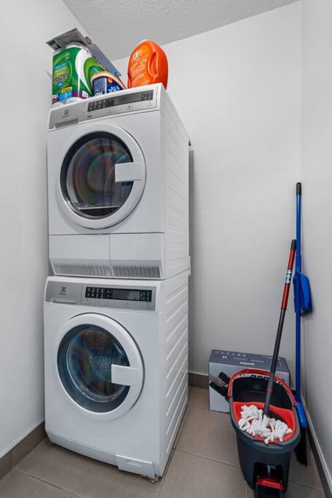 Building Photo - 55 E 12th Ave