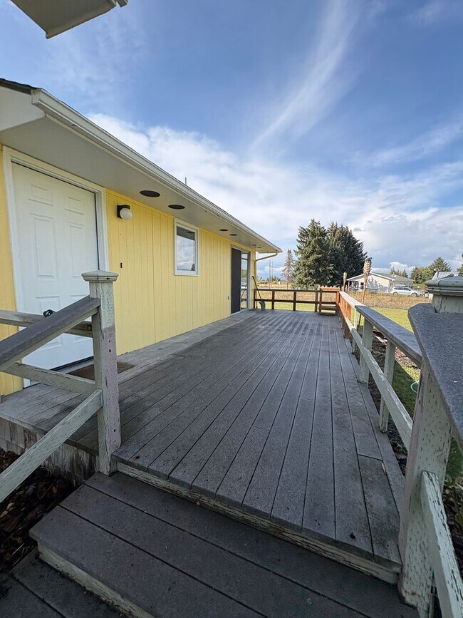 Building Photo - 4 bedroom, 2 bathroom Home off Spring Hill...