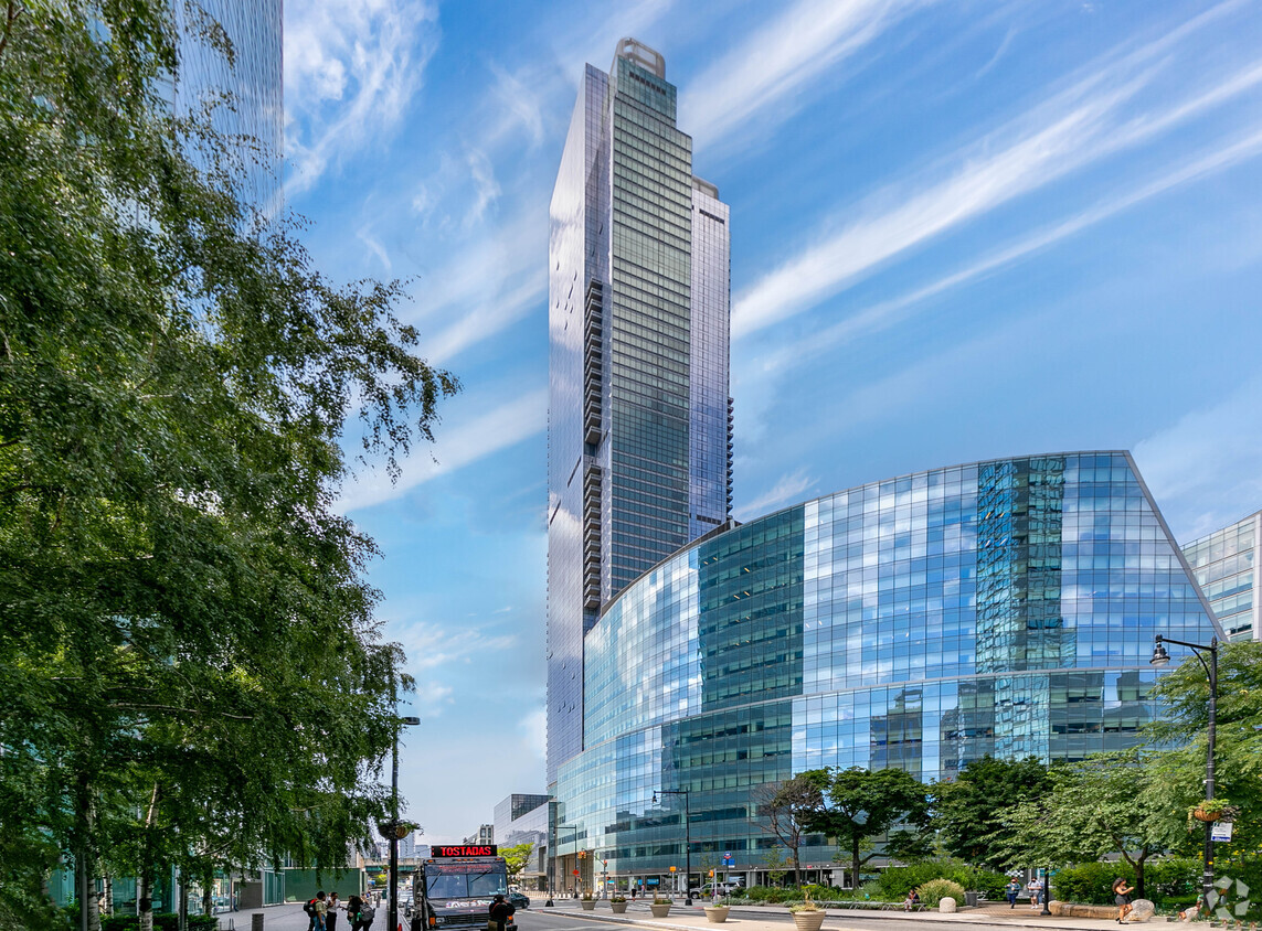 3 Court Square W - Skyline Tower