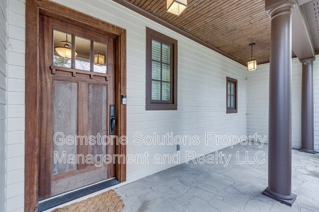 Building Photo - 210 38th Ave N