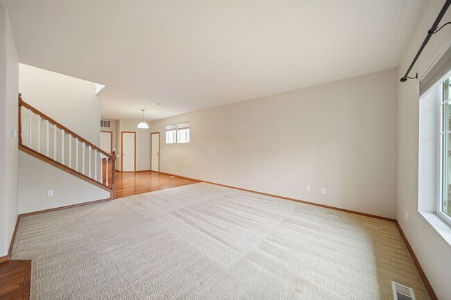 Foto del edificio - 3 bedroom 2.5 baths - Easy JBLM commute! - North Thurtson School District.