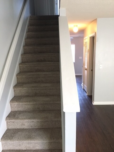 Foto del edificio - Tour this charming 2 Bed 1.5 Bath Townhome...