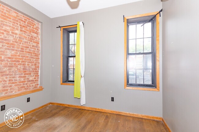 Building Photo - 164 Graham Ave