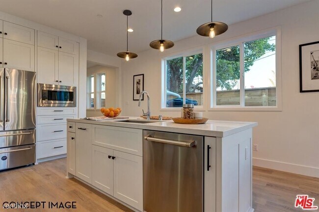 Building Photo - 3 br, 1.5 bath House - 3630 Beethoven St