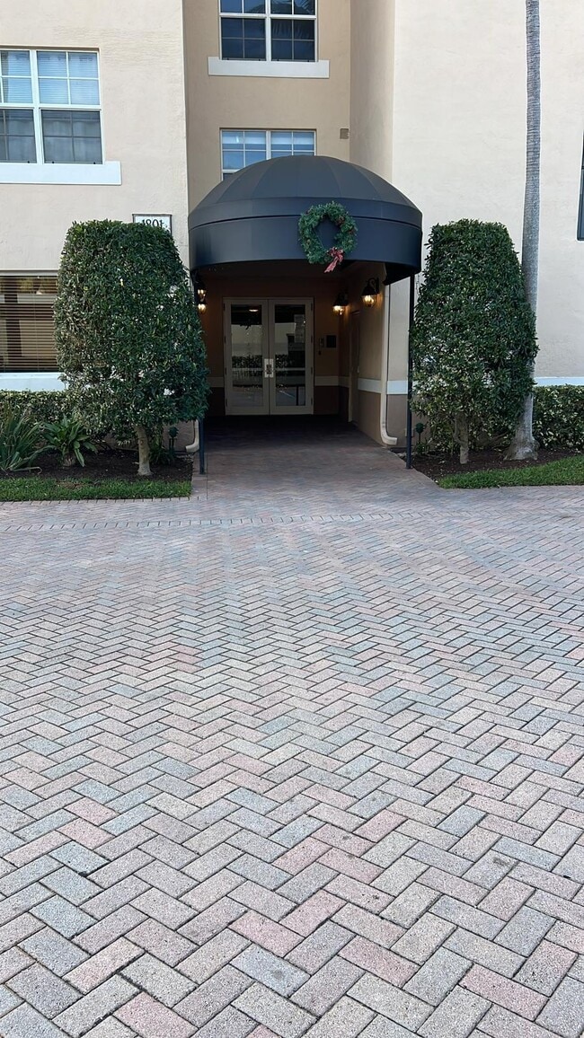 Building Photo - 1801 N Flagler Dr