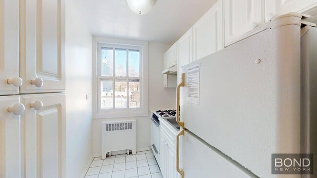 Building Photo - 240 E 35th St