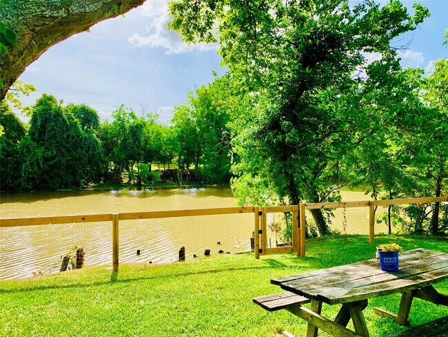 Foto del edificio - 411 Ulrich St