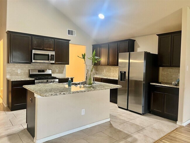 Building Photo - 1810 Bravos Manor Ln