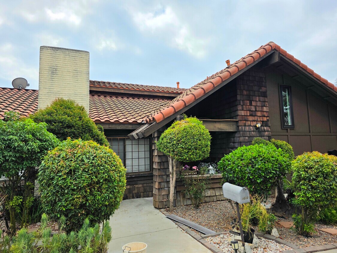 Foto principal - 1012 S Ynez Ave