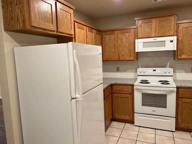 Building Photo - 608 E Rolling Hills Dr