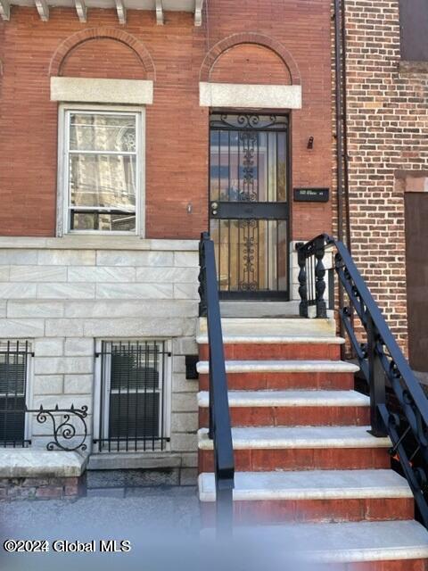 Primary Photo - 43 Ten Broeck St