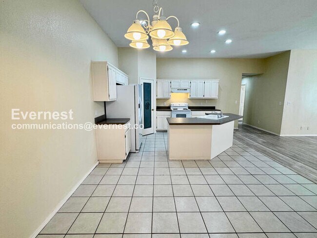 Foto del edificio - 3 Bed, 2 Bath Townhome with Attached Garage / Pet-Friendly / Available Now!