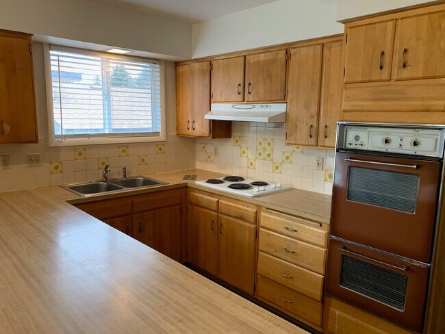 Building Photo - Spacious 6 Bedroom House - Blocks from Cam...