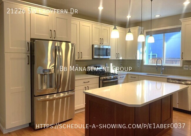 Building Photo - Beautiful Sherwood Home backs to Greenspac...