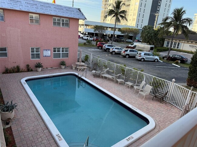 Foto del edificio - 1450 N Riverside Dr