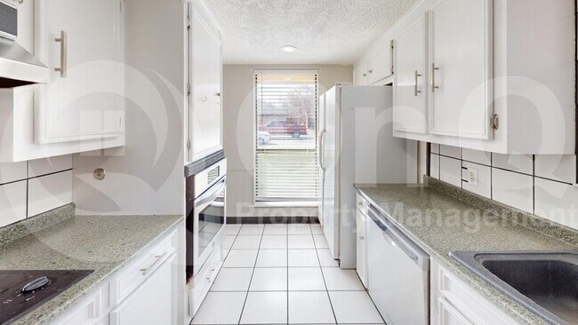 Foto del edificio - 69 Lakewood Dr