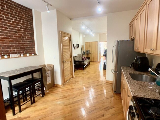 Building Photo - 402 Grand St