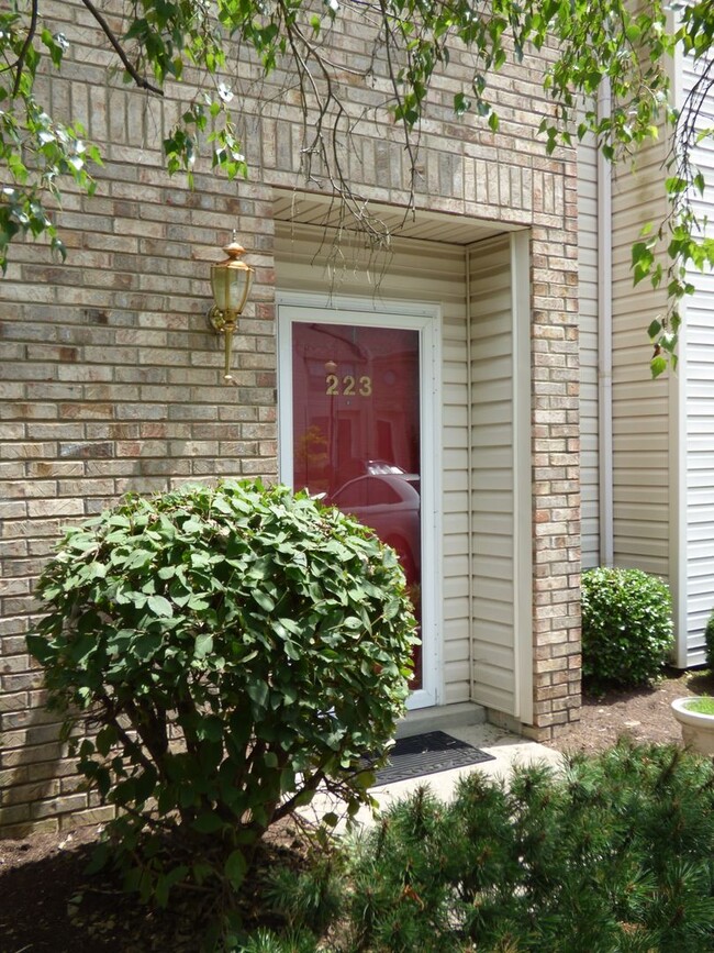 Building Photo - COMING SOON! Lovely Townhouse in Tates Cre...