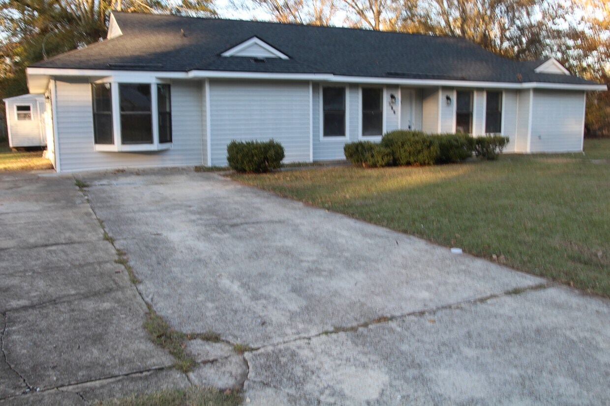 Primary Photo - 611 Arrowhead Ln