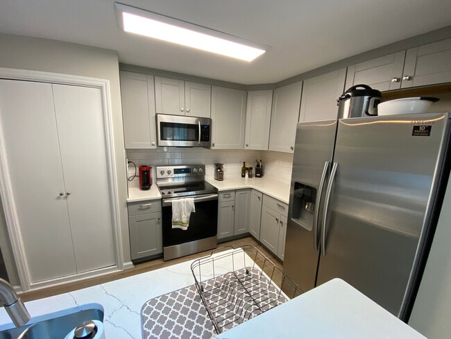 Foto del edificio - Room in House on Old Farm Rd